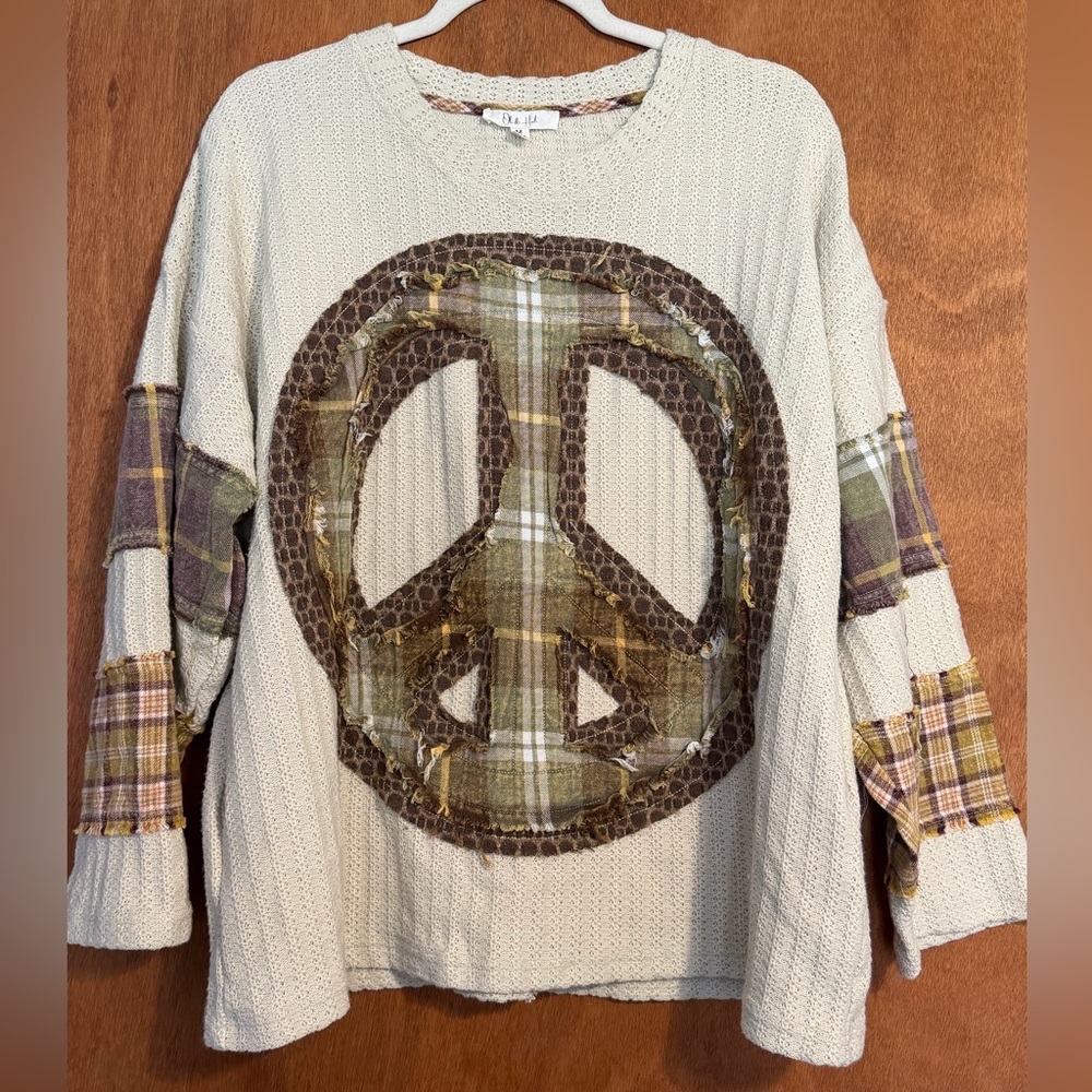 Oli & Hali nwot knit patchwork peace sign  pocketed top med Boutique